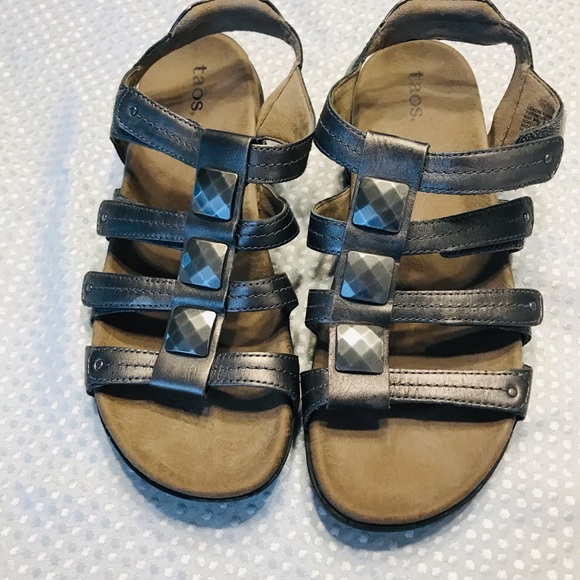 Taos Footwear Cleopatra Pewter Gray Sandals Strappy Metallic - Picture 5 of 6